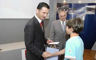 Students receive HEP Prize