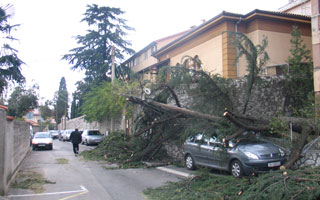 Podvelebitska naselja bez električne energije zbog orkanske bure