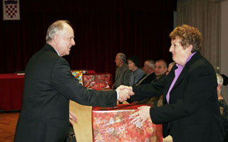 Božićno darivanje kupaca u Osijeku